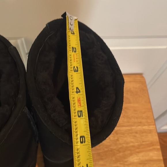 Ladies size 5 BearPaw black lined flat boot.  EUC - Picture 15 of 17